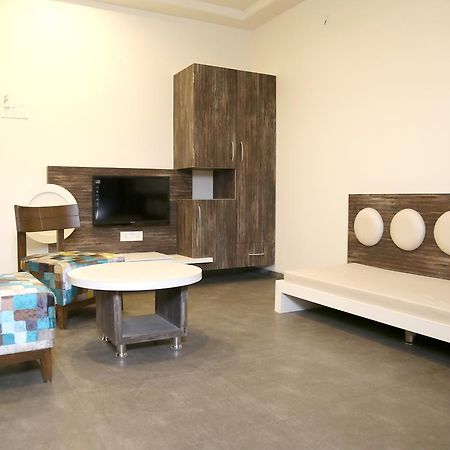Hotel Vrinda Latur ภายนอก รูปภาพ