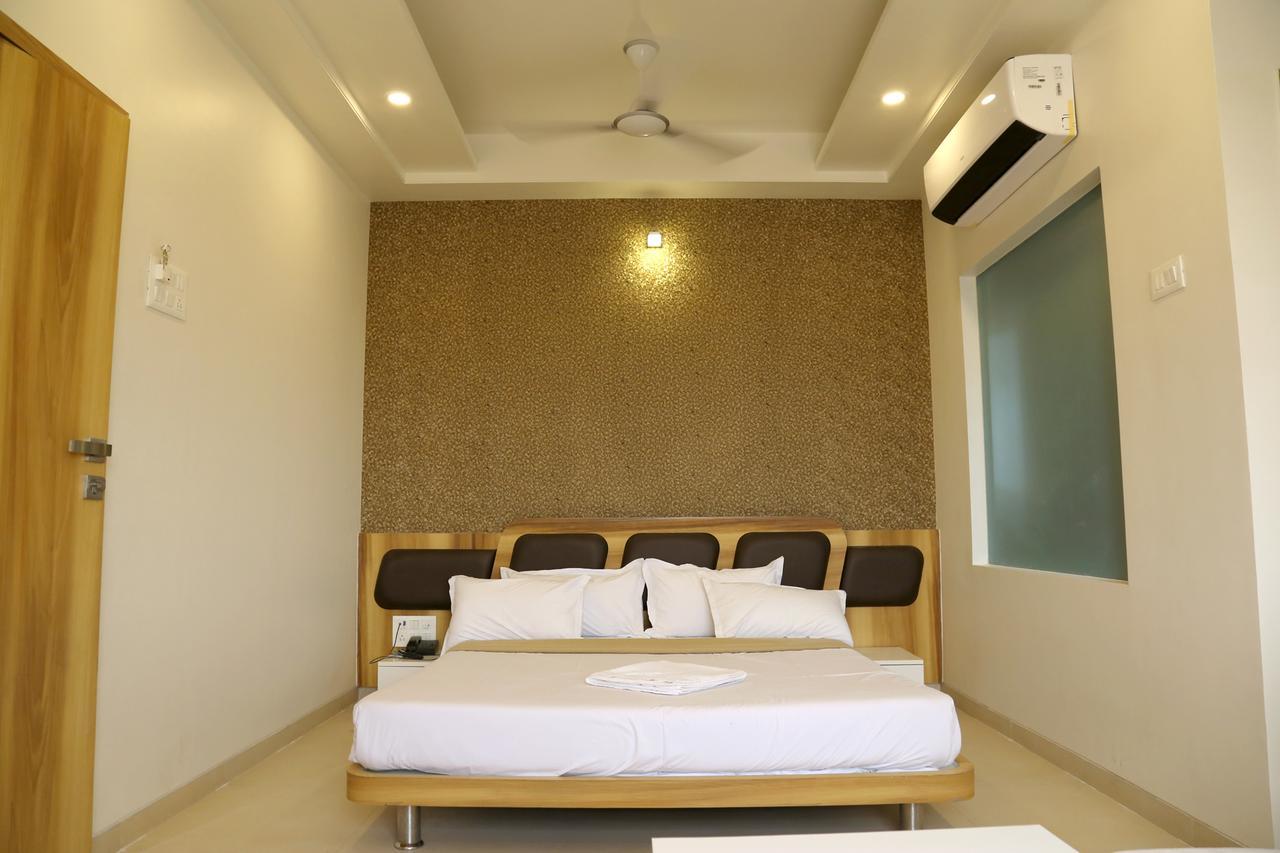 Hotel Vrinda Latur ภายนอก รูปภาพ