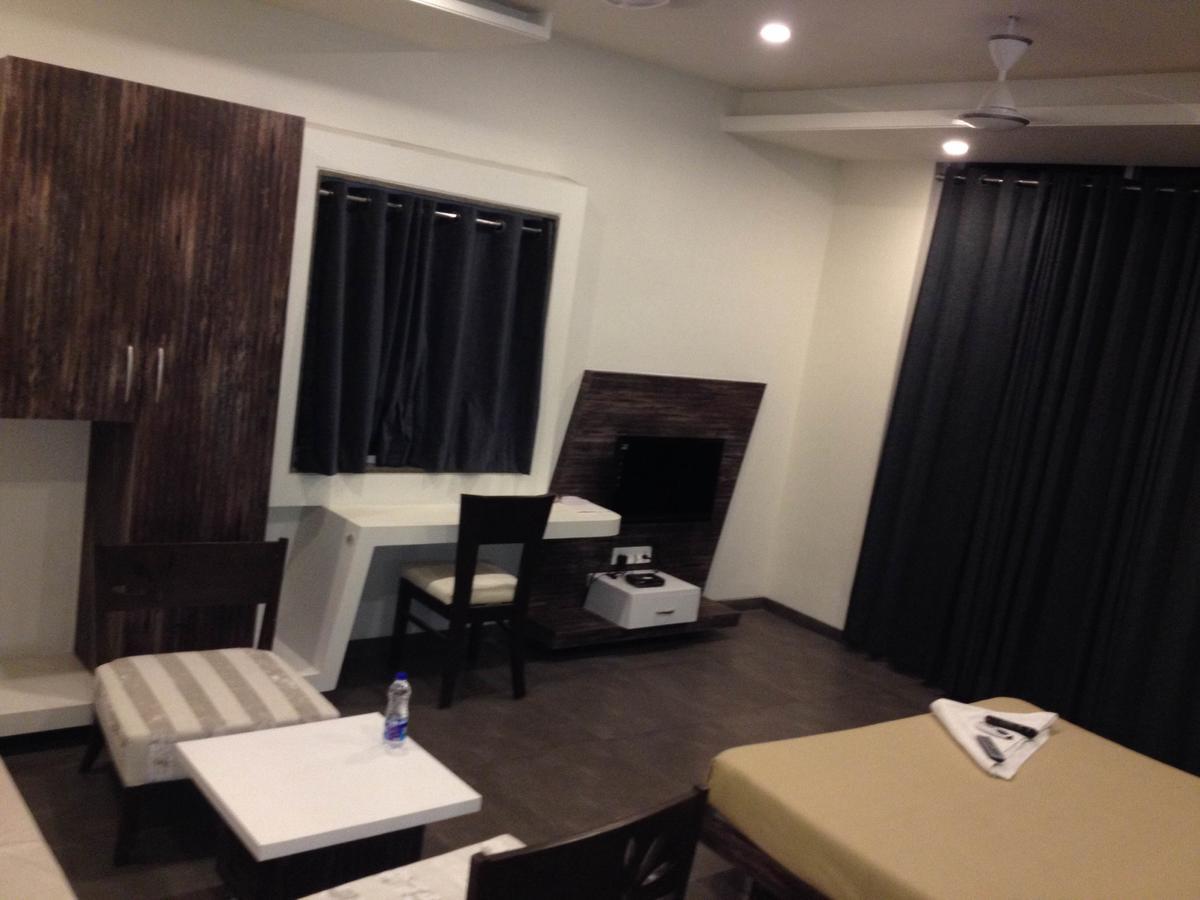 Hotel Vrinda Latur ภายนอก รูปภาพ